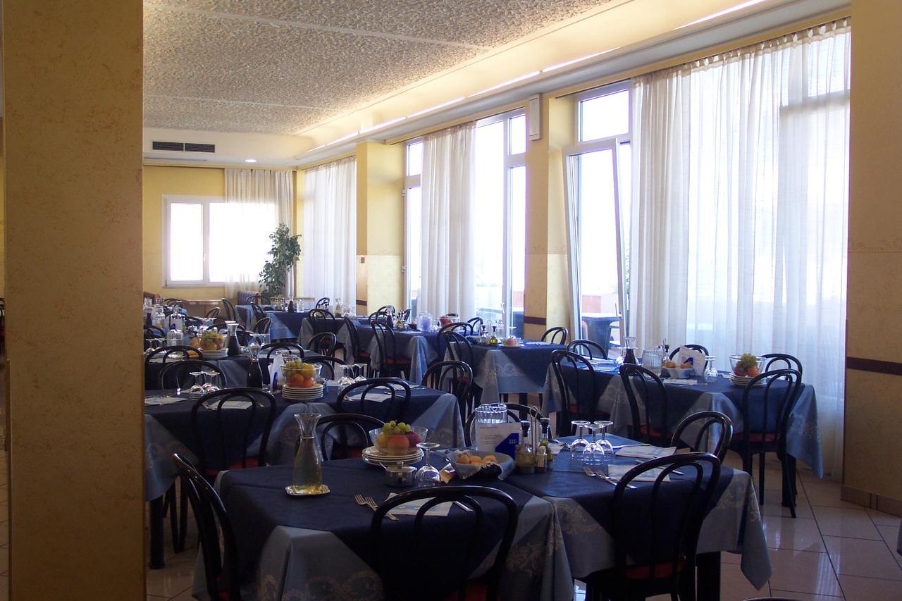 Hotel Alexander Resort Римини Экстерьер фото